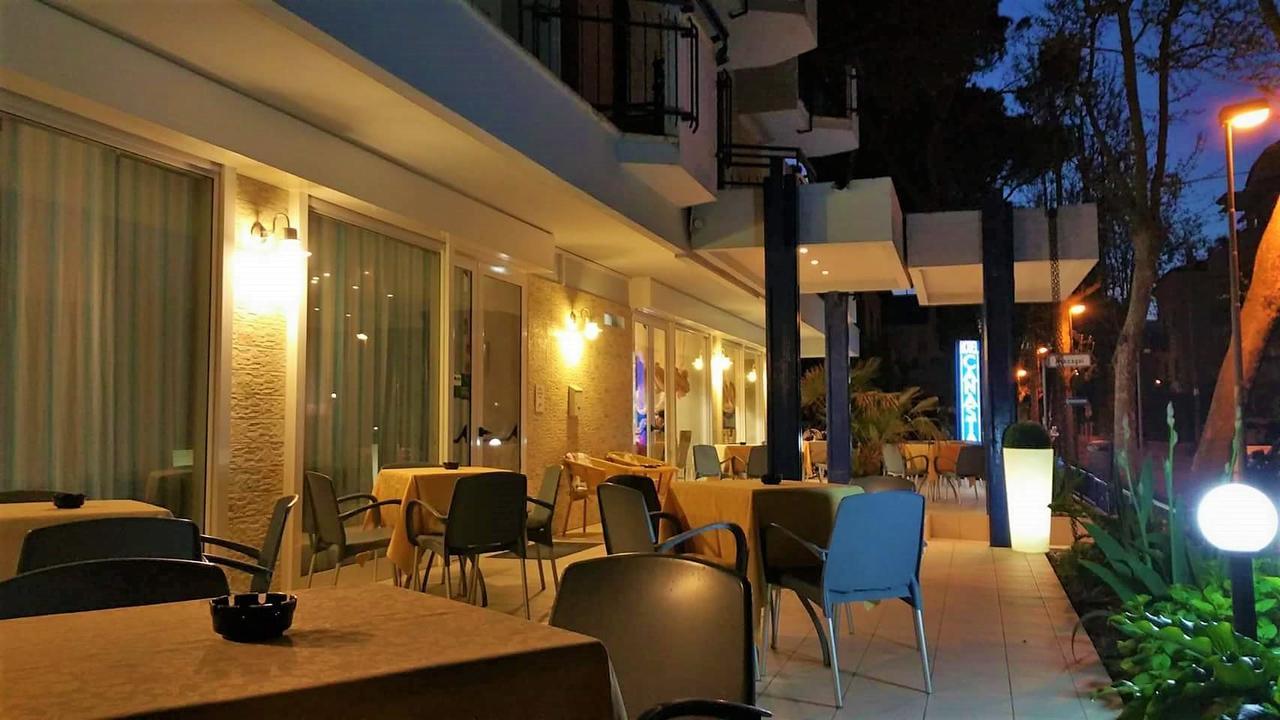 Hotel Canasta Риччоне Экстерьер фото